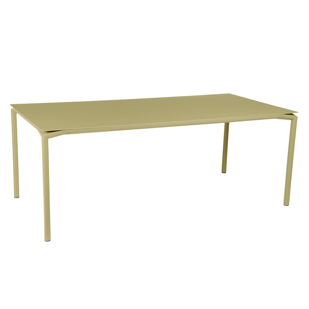 Une table à manger beige avec une structure en métal.
