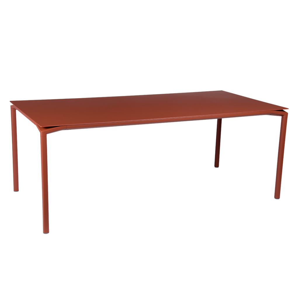 Une table rectangulaire avec une structure en métal rouge.