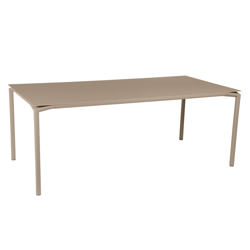 Une table à manger beige sur fond blanc.