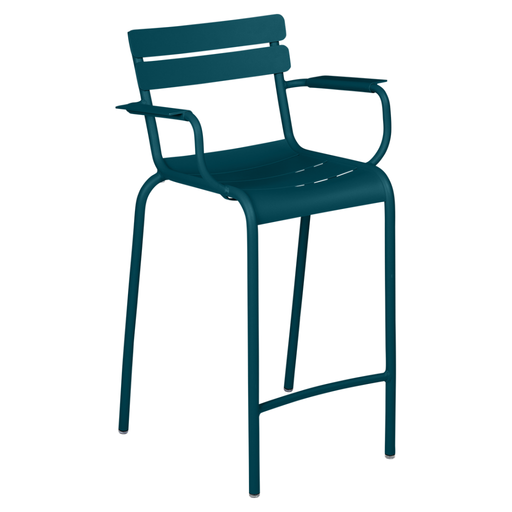 Une chaise de bar en métal bleu avec accoudoir.