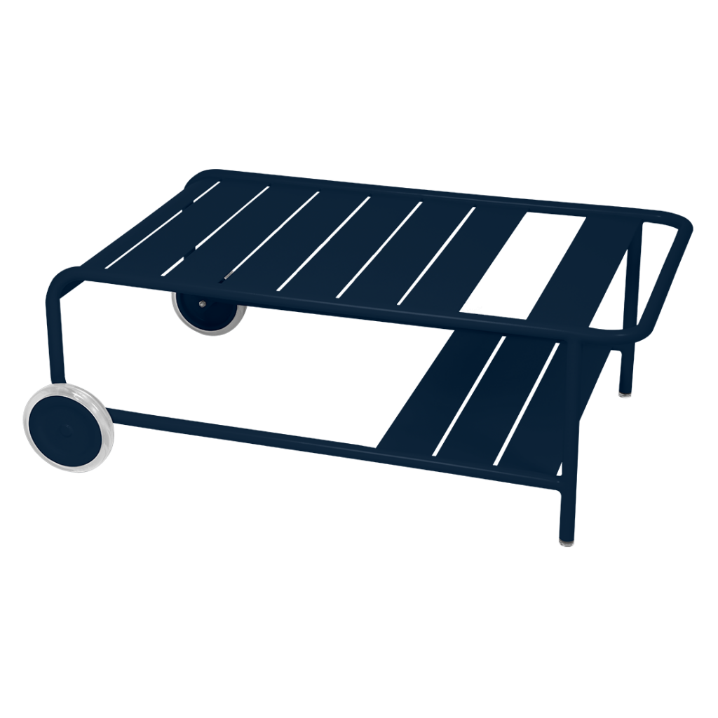 Une petite table noire avec deux roues.