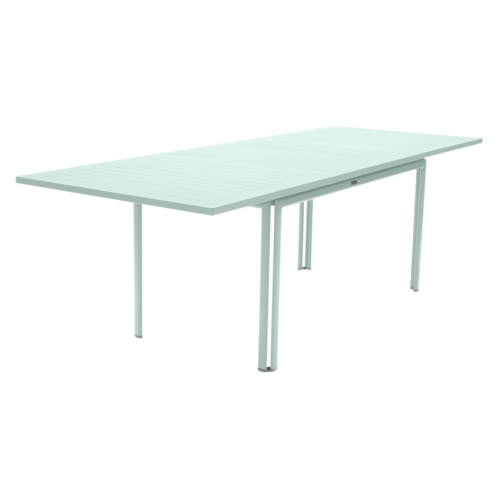 Une table blanche avec des pieds en métal sur fond blanc.