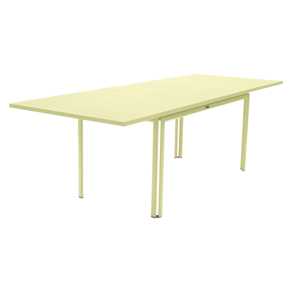Une table rectangulaire avec une structure et des pieds en métal.