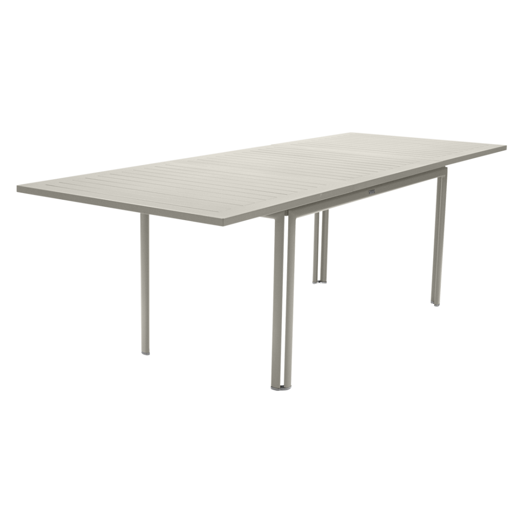 Une table rectangulaire avec une structure et des pieds en métal.