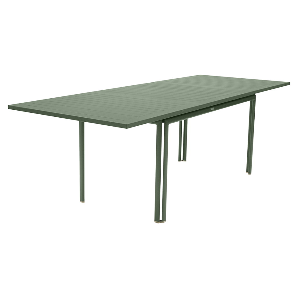 Une table verte avec une structure et des pieds en métal.
