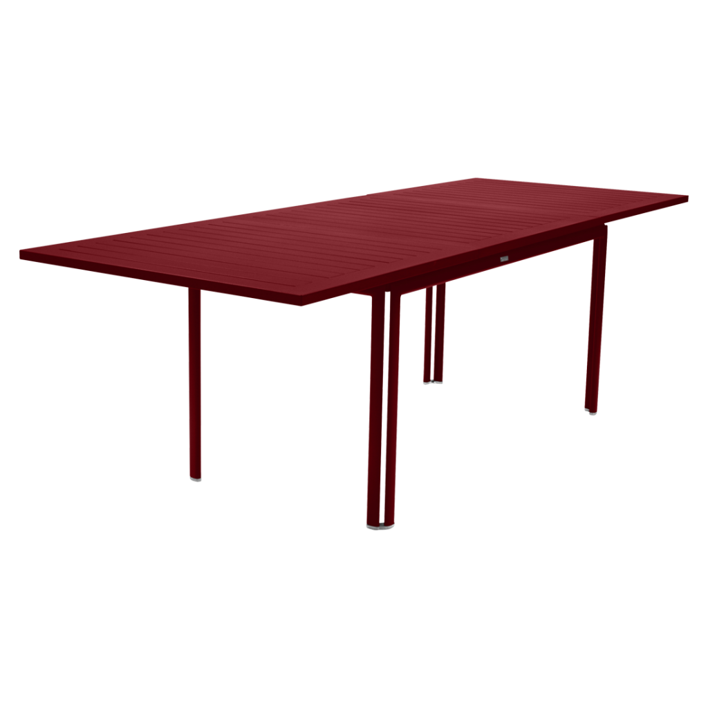 Une table à manger rouge avec des pieds en métal.