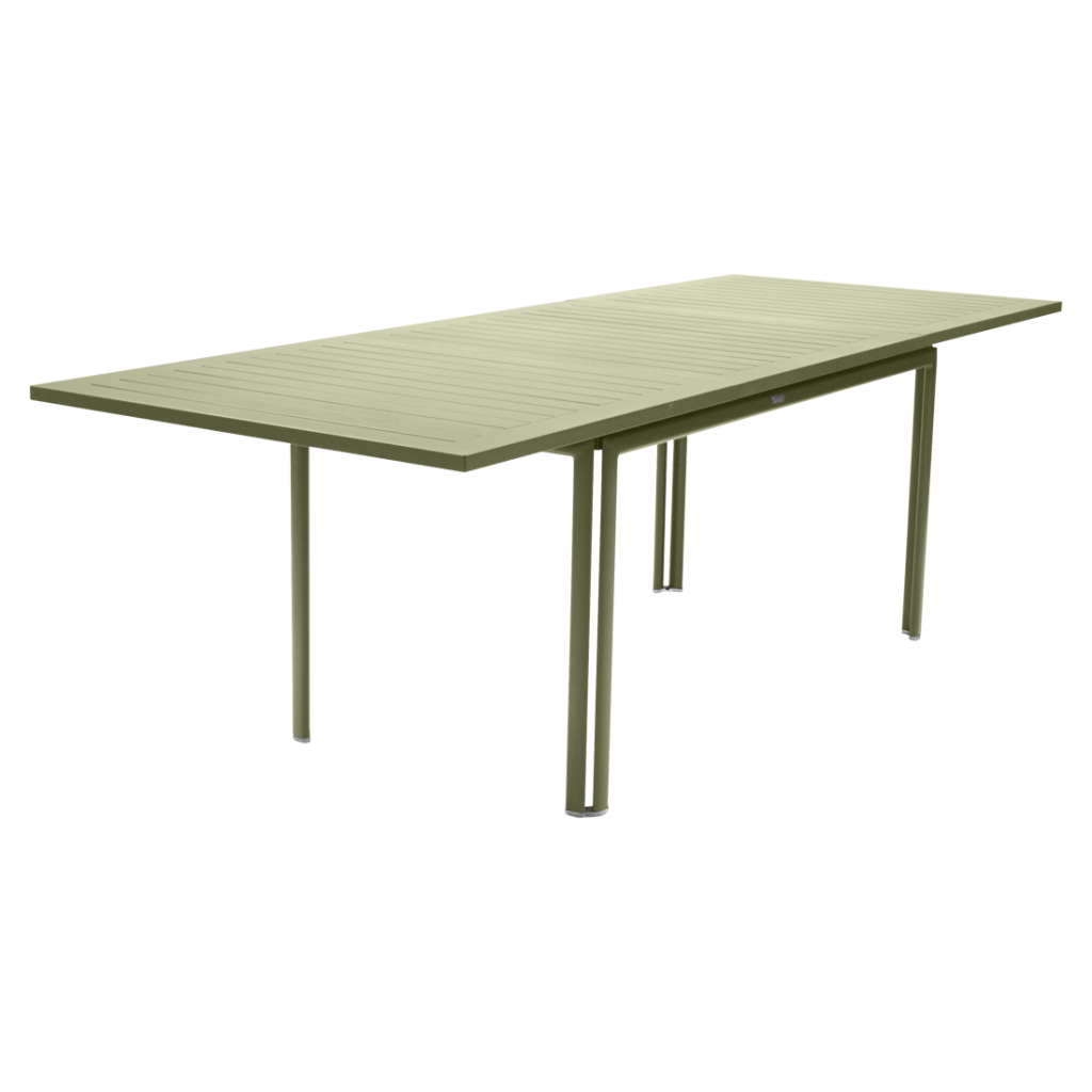 Une table rectangulaire avec une structure et des pieds en métal.