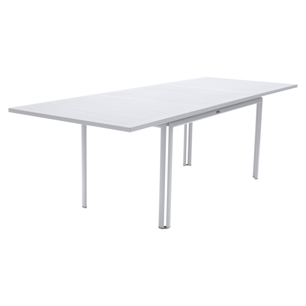 Une table blanche avec des pieds en métal et un plateau blanc.