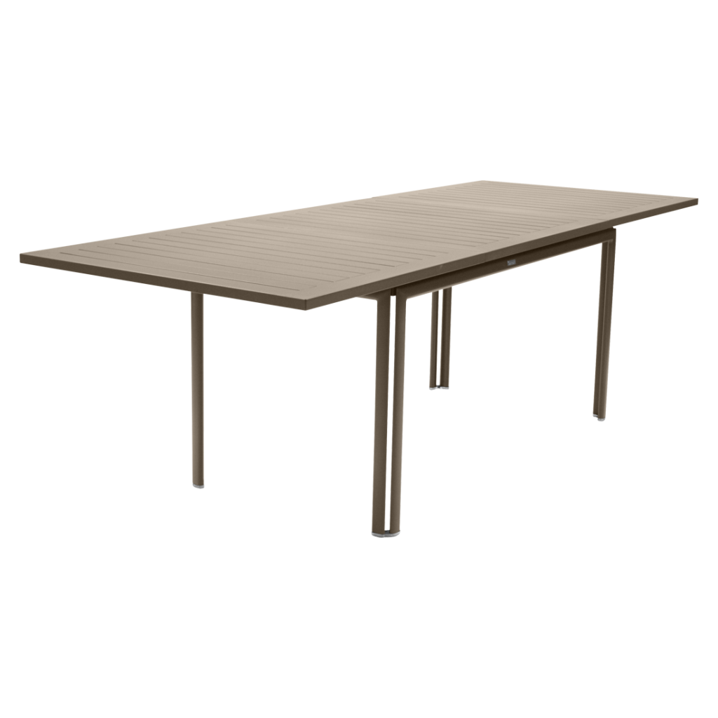Une table rectangulaire avec une base en métal.