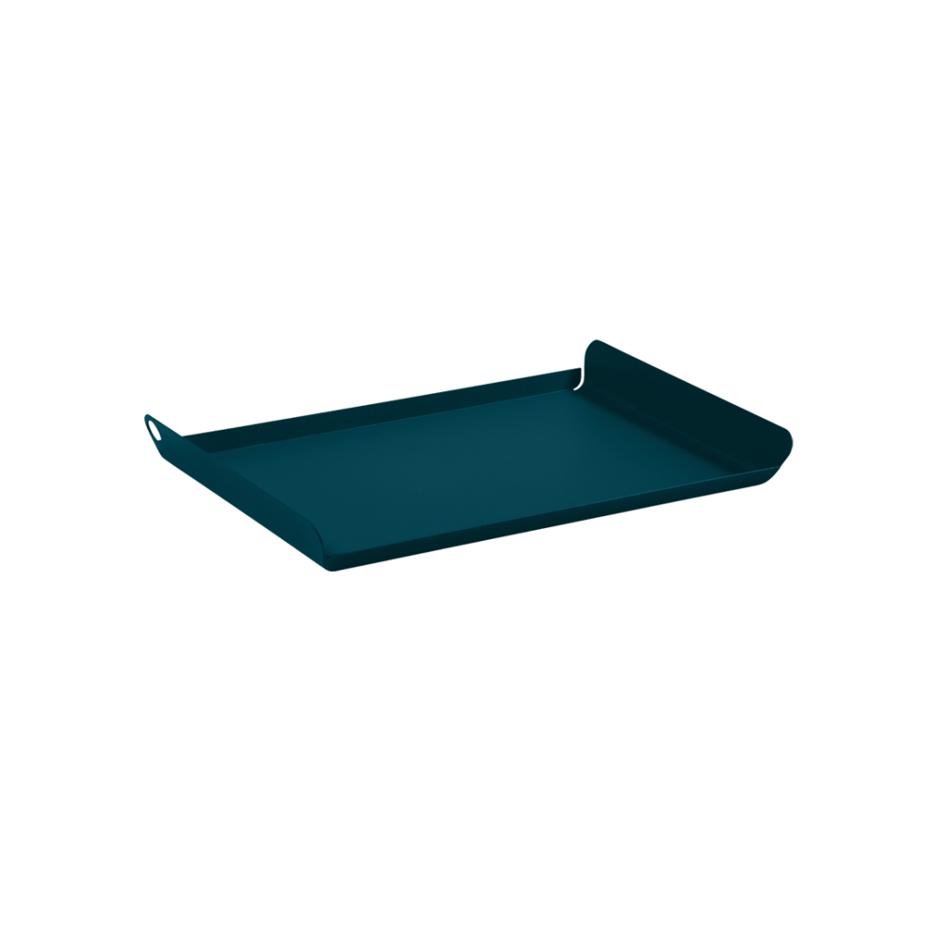 Un plateau bleu sur fond blanc.