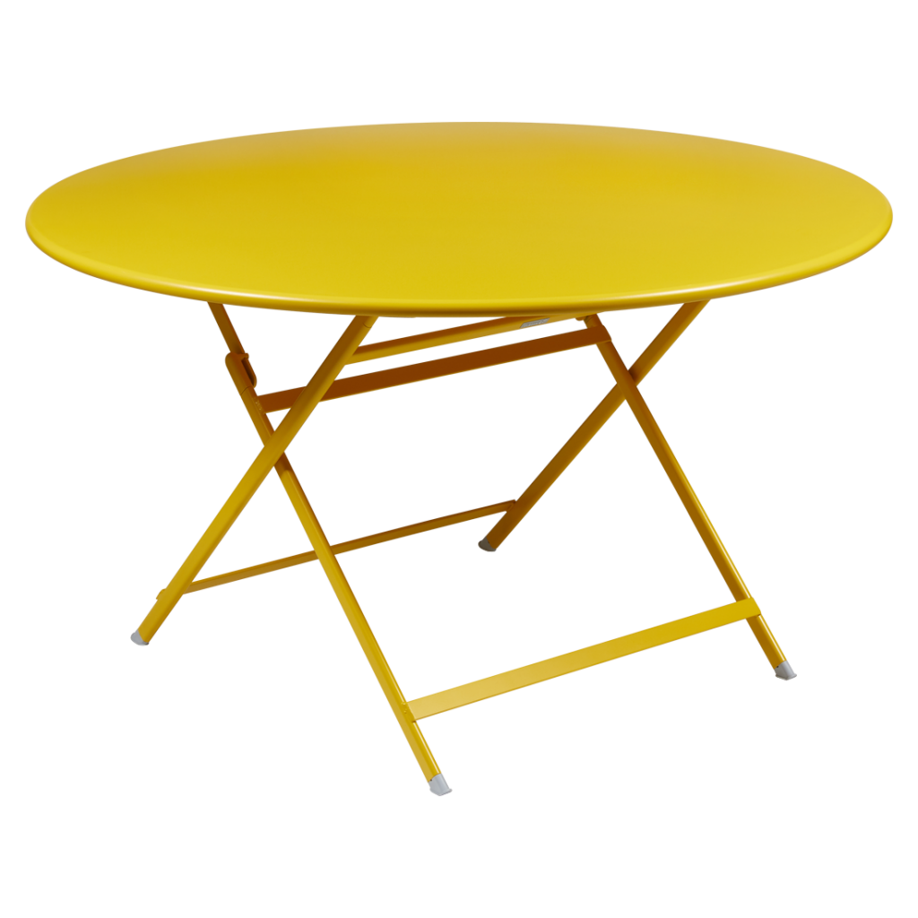 Une table pliante jaune sur fond blanc.