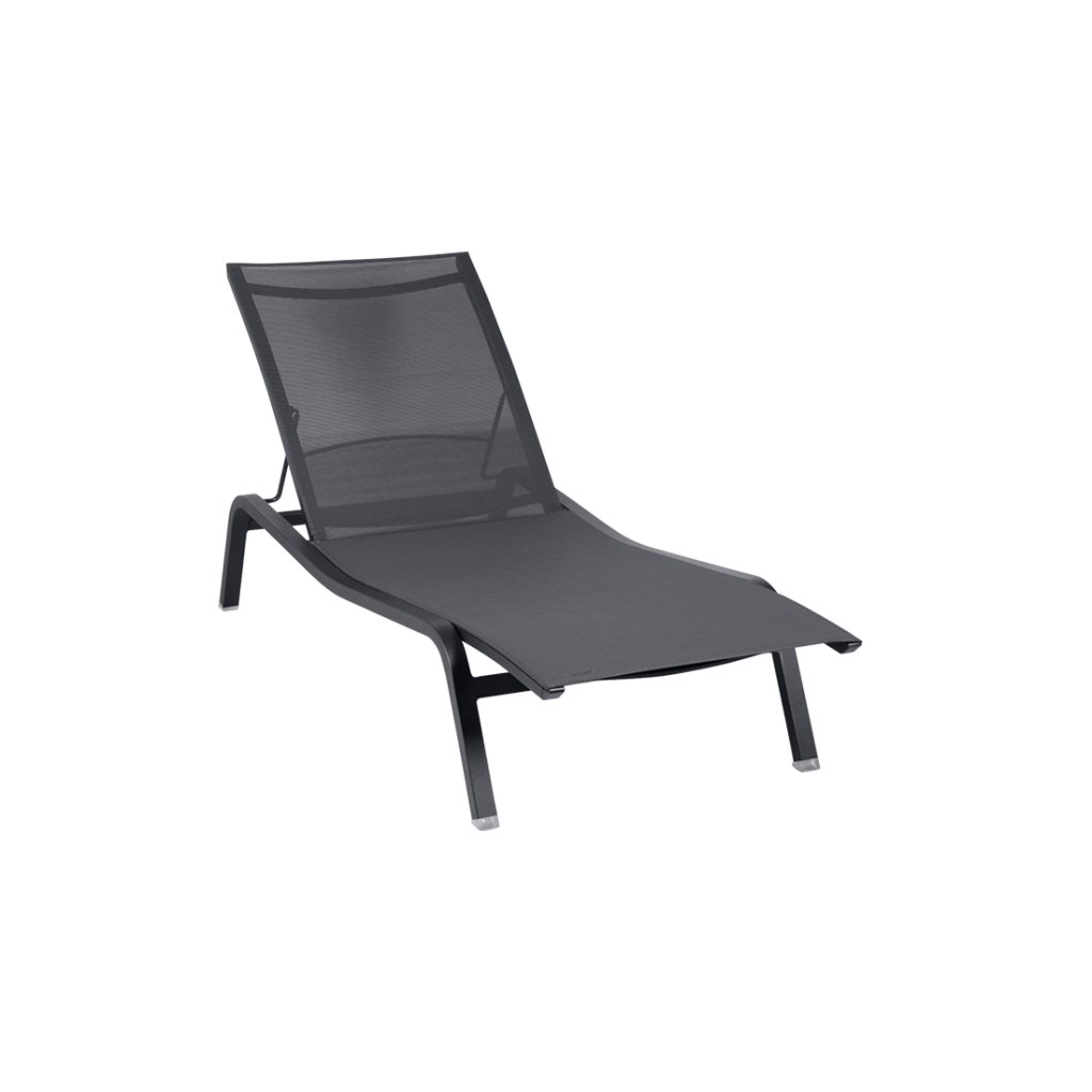 Une chaise longue noire sur fond blanc.