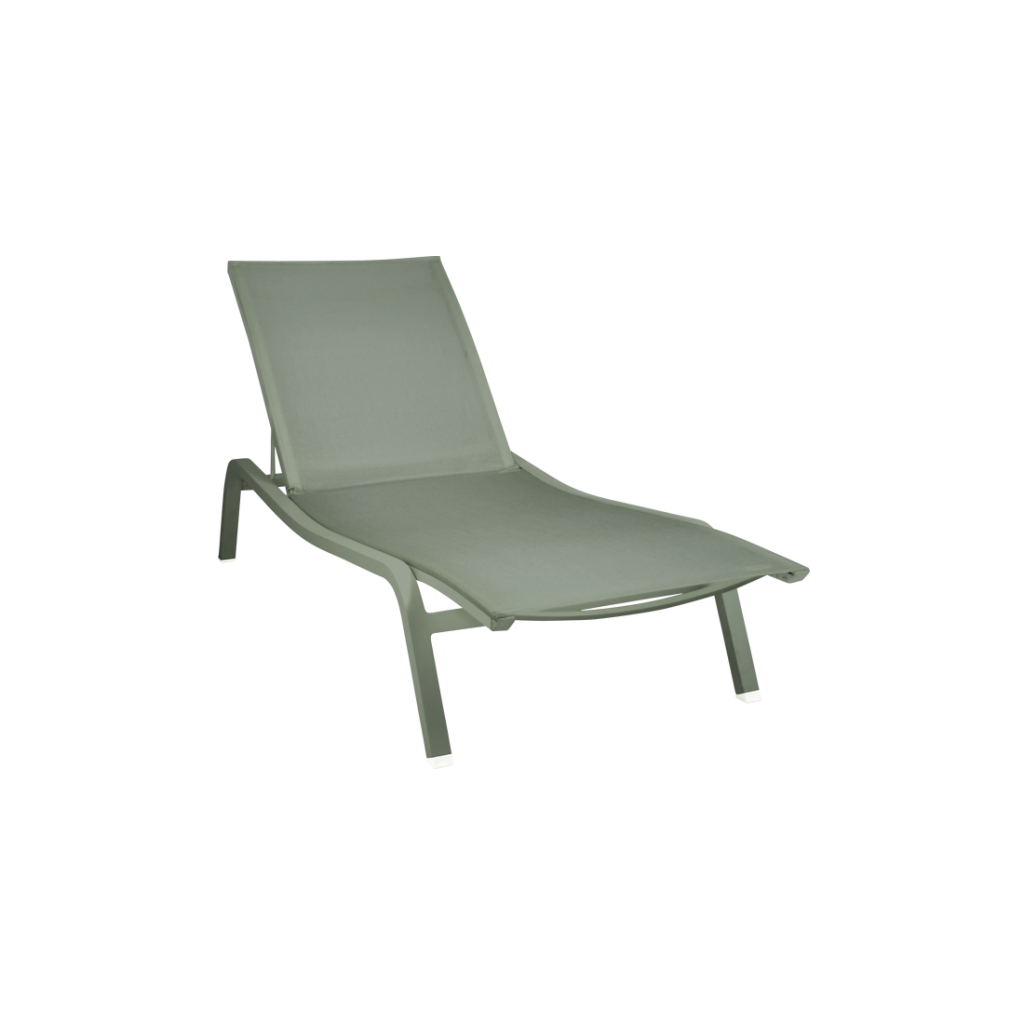 Une chaise longue verte sur fond blanc.