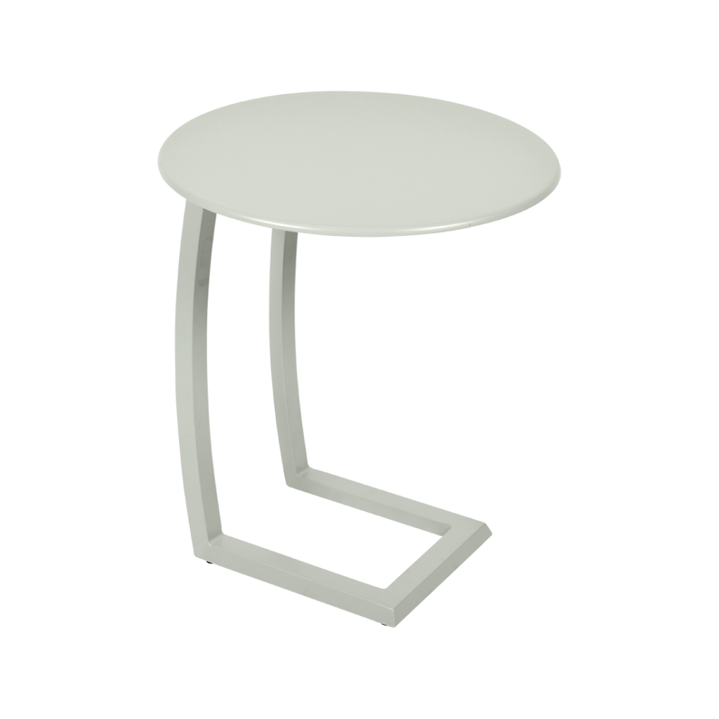 Une table d'appoint blanche avec une base en métal.