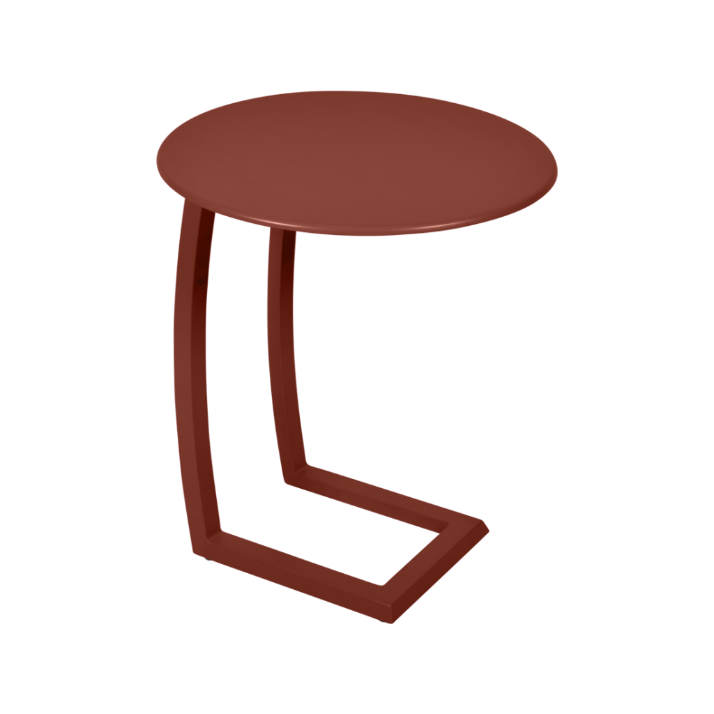 Une table d'appoint rouge avec une base en métal.