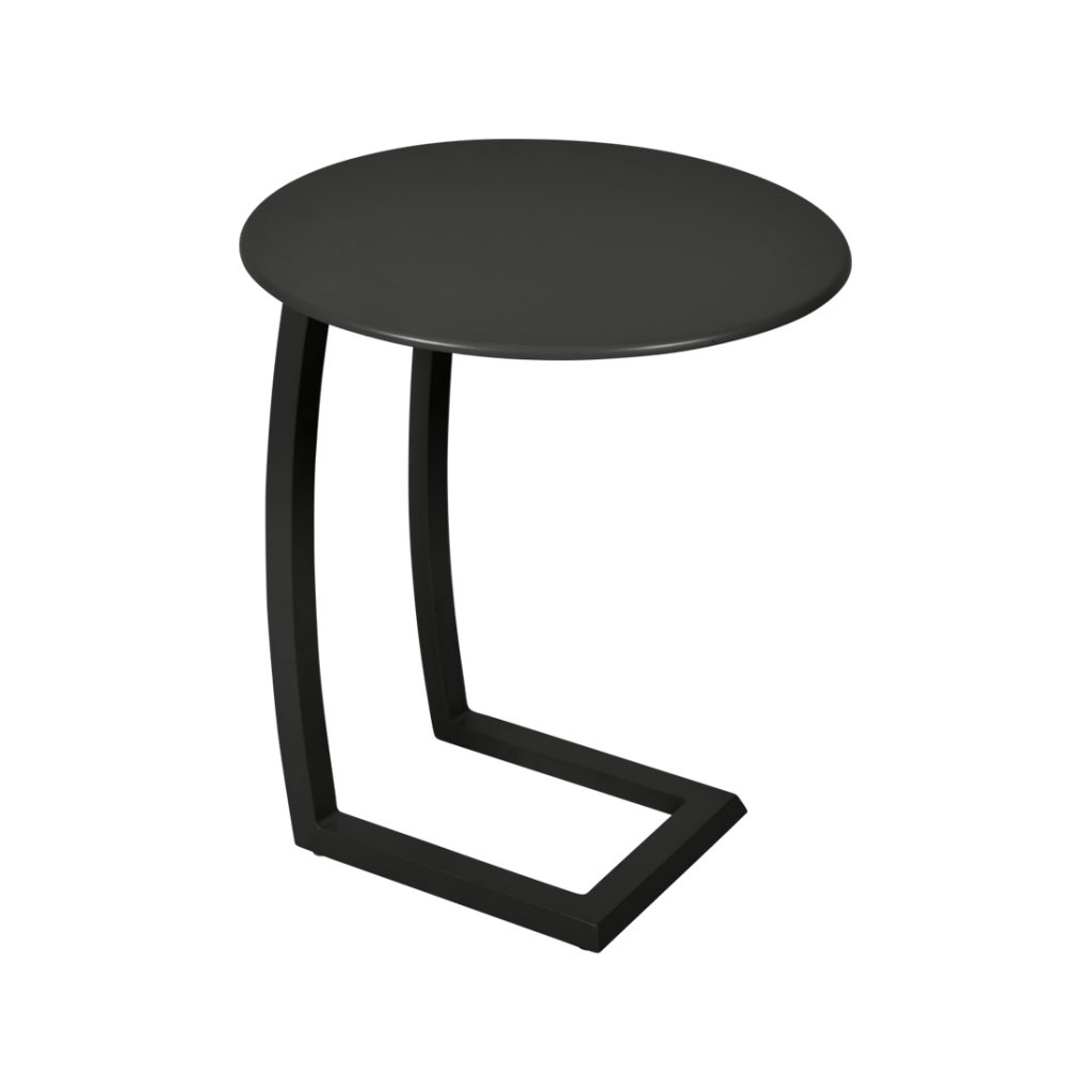 Une table d'appoint noire sur fond blanc.