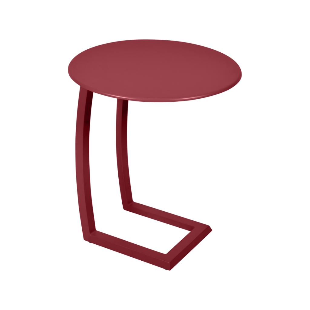 Une table d'appoint rouge sur fond blanc.