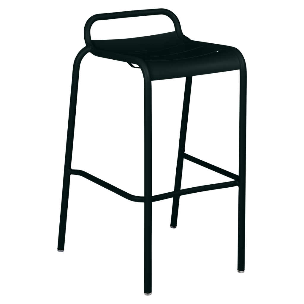 Un tabouret de bar noir sur fond blanc.