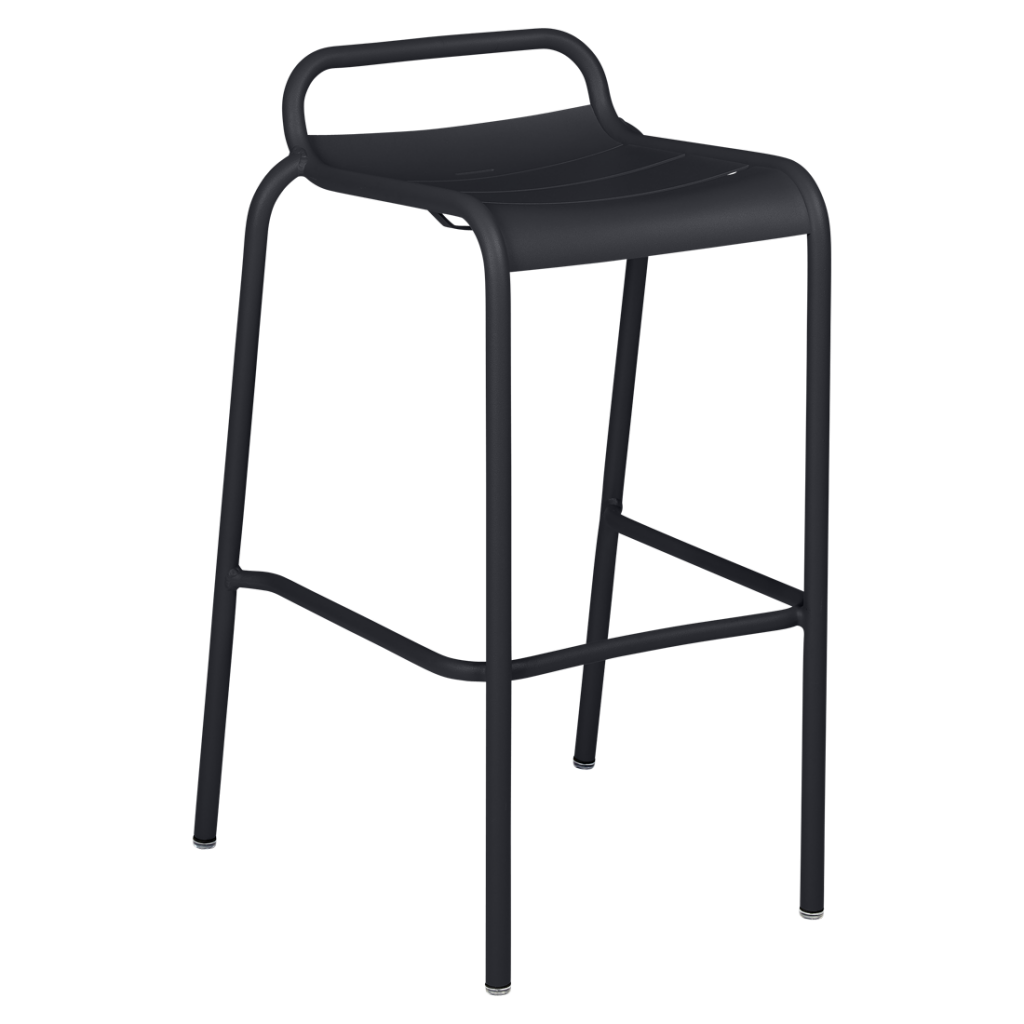 Un tabouret de bar noir sur fond blanc.