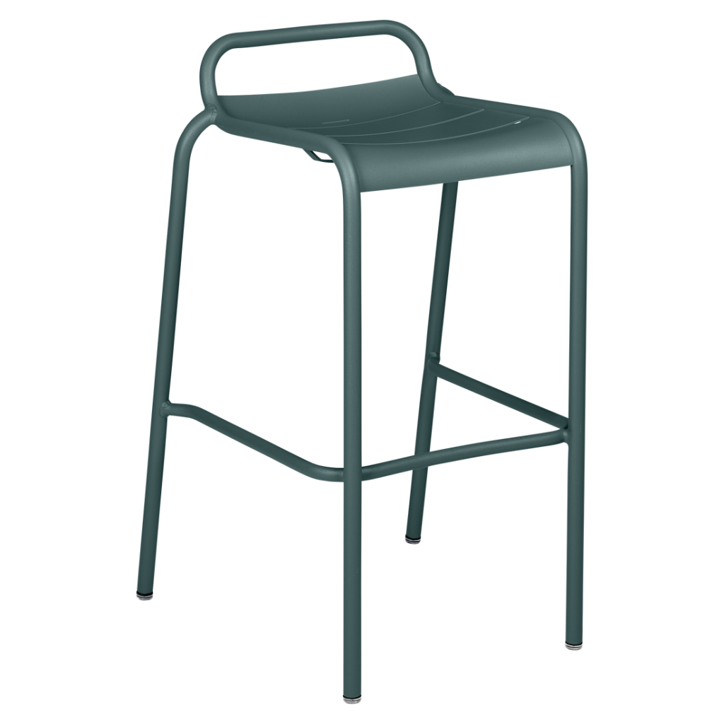 Un tabouret de bar vert sur fond blanc.
