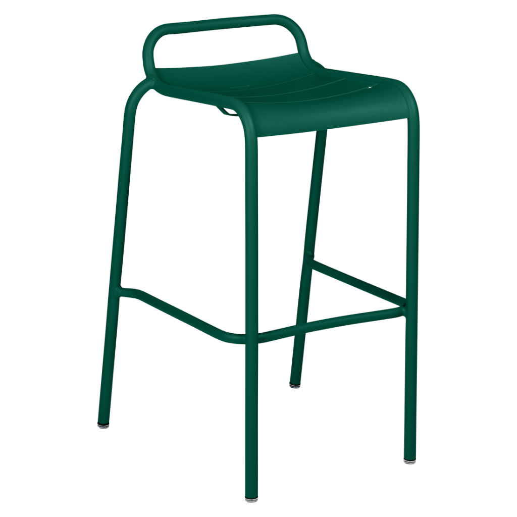 Un tabouret de bar en plastique vert sur fond blanc.