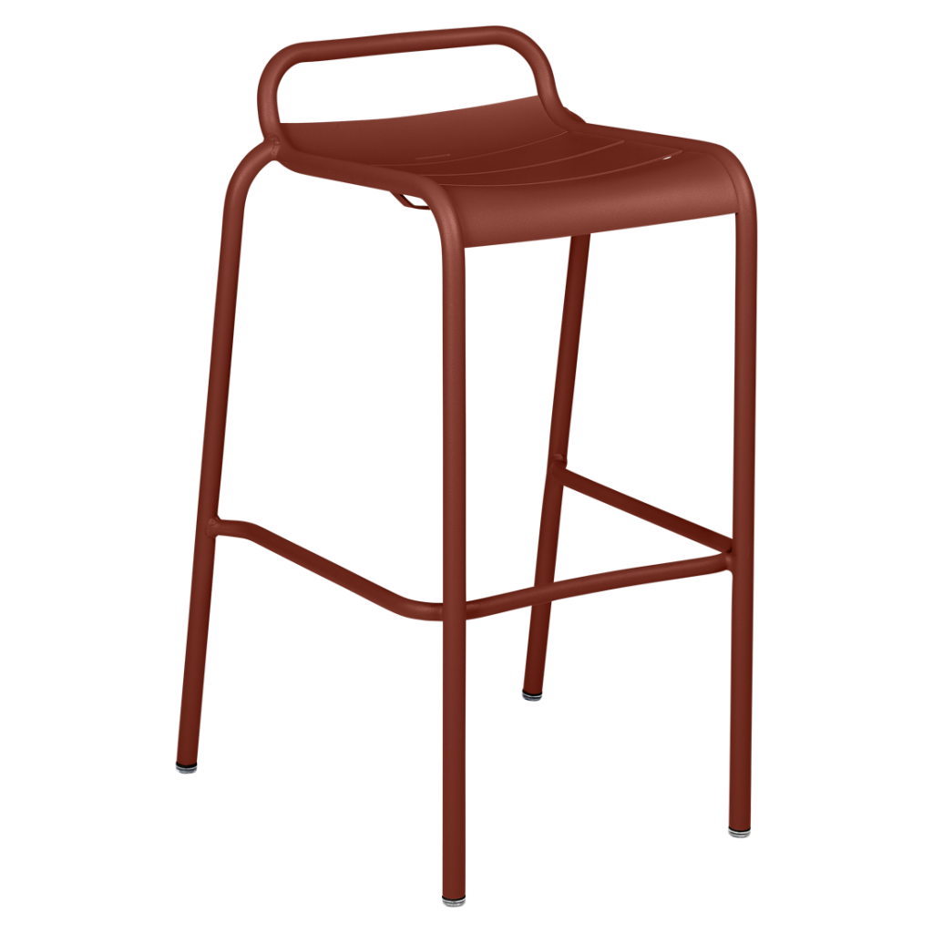Un tabouret de bar en métal rouge sur fond blanc.