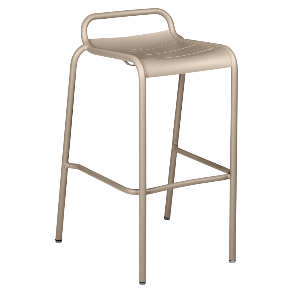 Un tabouret de bar beige avec une structure en métal.