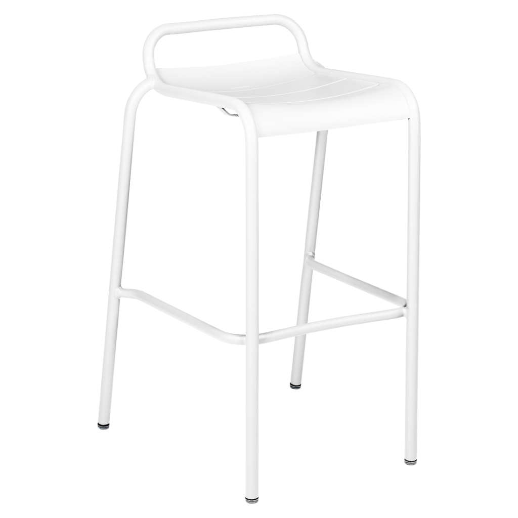 Un tabouret de bar en métal blanc sur fond blanc.