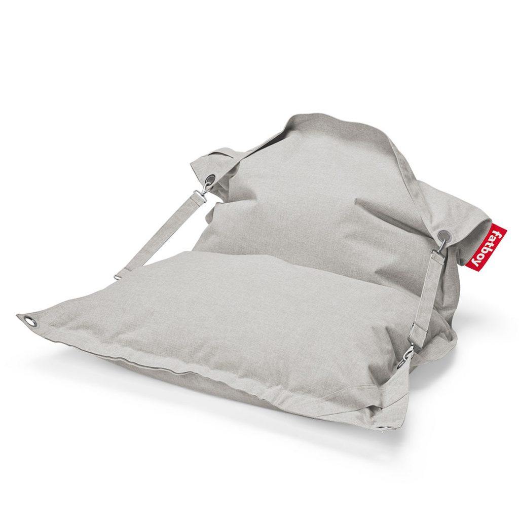 Un fauteuil poire gris sur fond blanc.