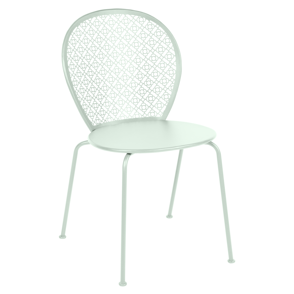 Une chaise de salle à manger blanche avec une structure en métal.