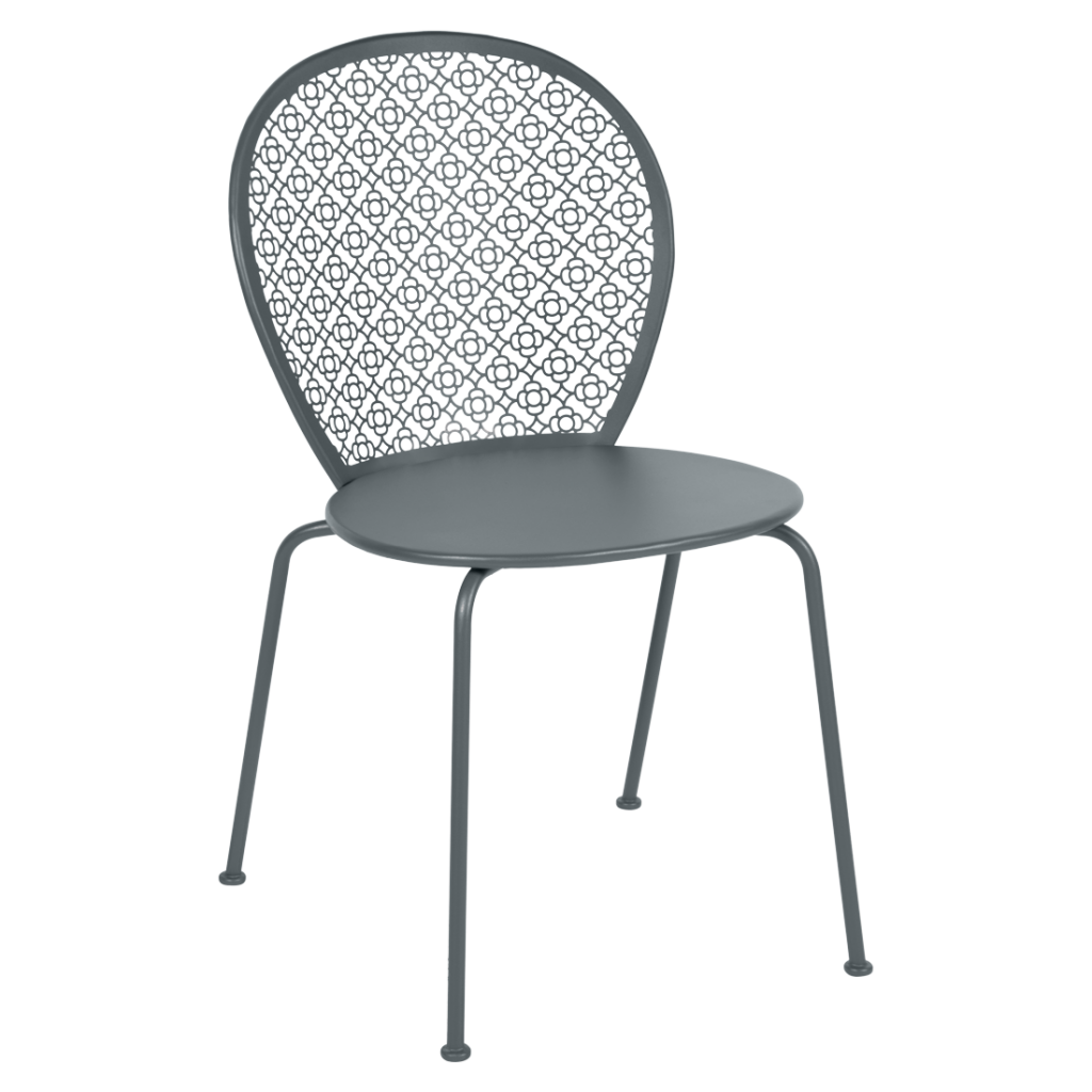 Une chaise d'extérieur avec une structure en métal gris.