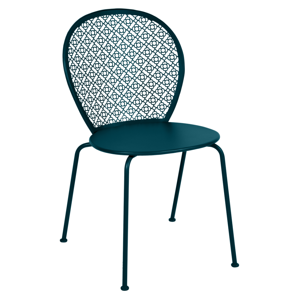 Une chaise d'extérieur bleu sarcelle avec une structure en métal.