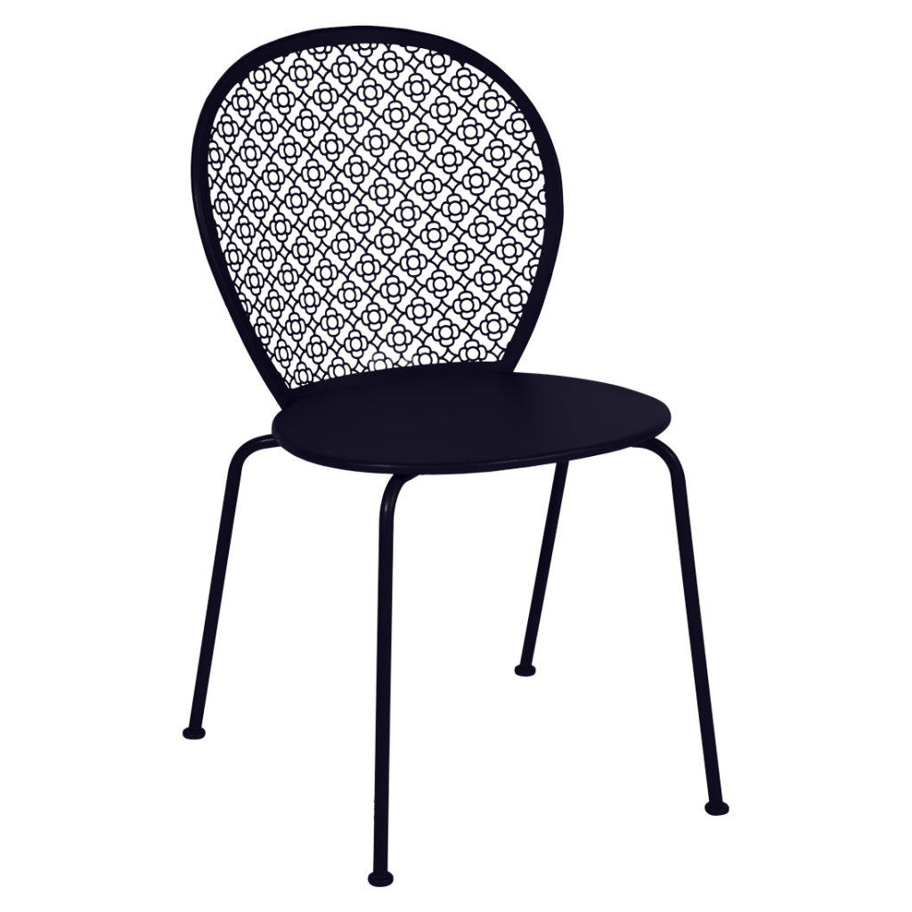 Une chaise en métal noir avec un motif géométrique.