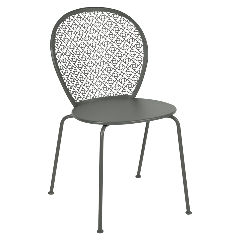 Une chaise d'extérieur avec une structure en métal gris.