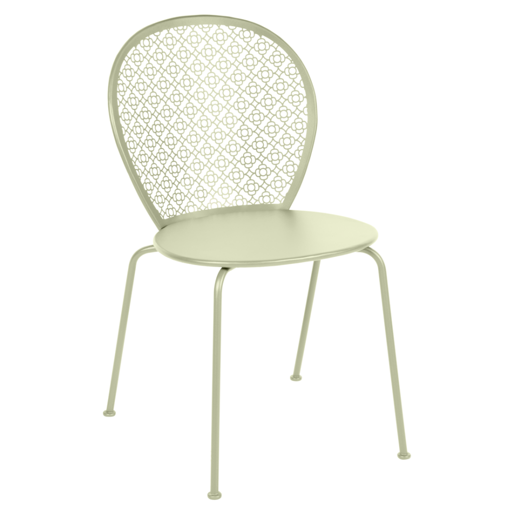 Une chaise en métal vert avec un fond blanc.