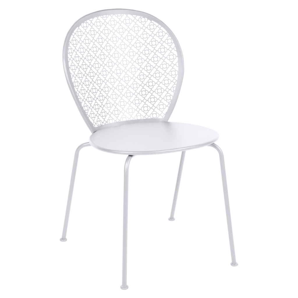 Une chaise de salle à manger blanche avec une structure en métal.
