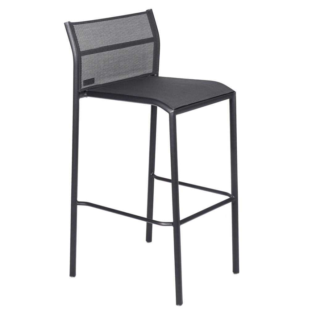 Un tabouret de bar noir avec une assise en maille.