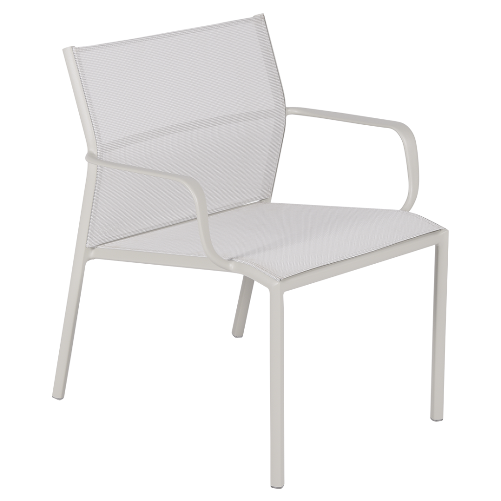 Une chaise longue blanche avec des accoudoirs et un cadre blanc.