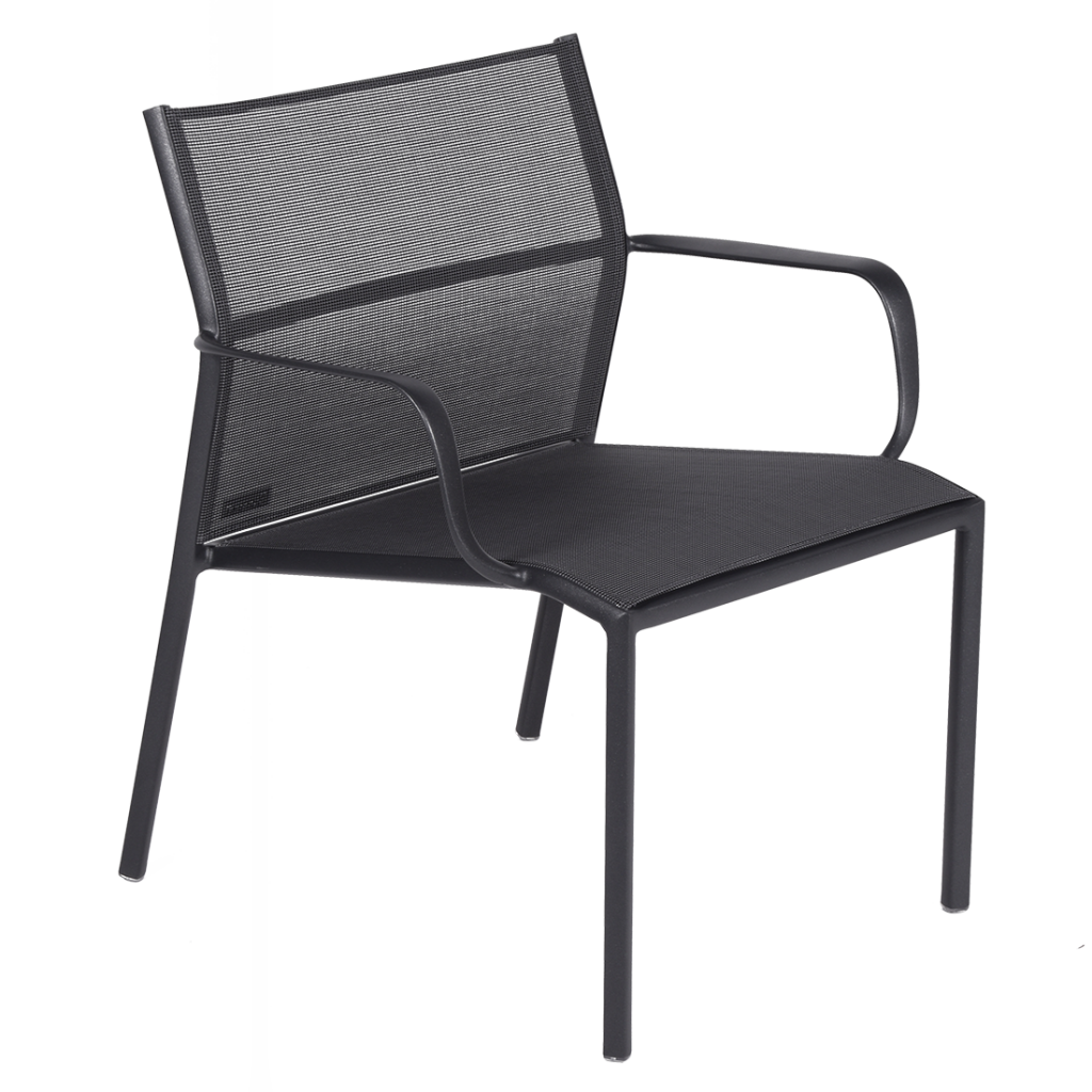 Une chaise longue d'extérieur noire avec accoudoirs.