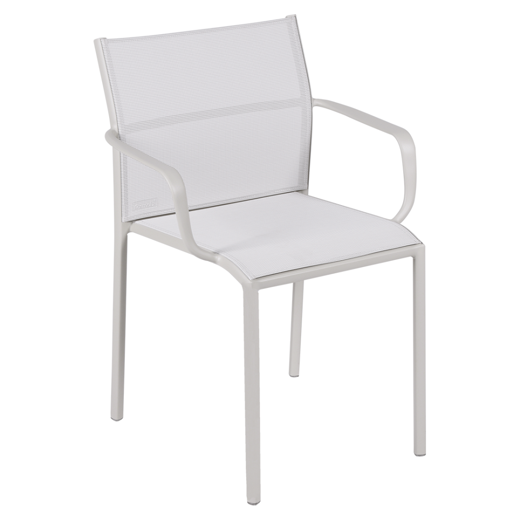 Une chaise de salle à manger blanche avec une assise et un dossier blancs.