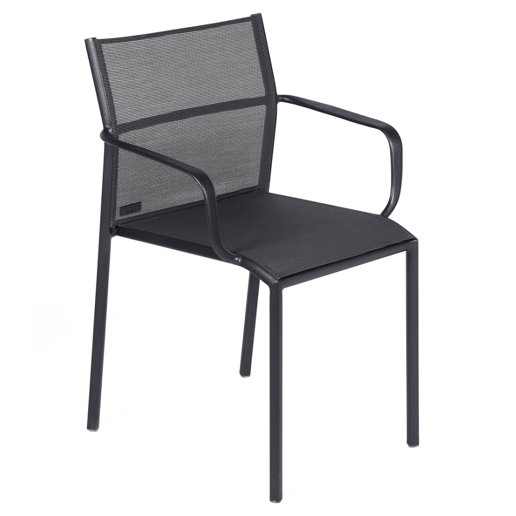 Une chaise d'extérieur avec un cadre et un accoudoir noirs.