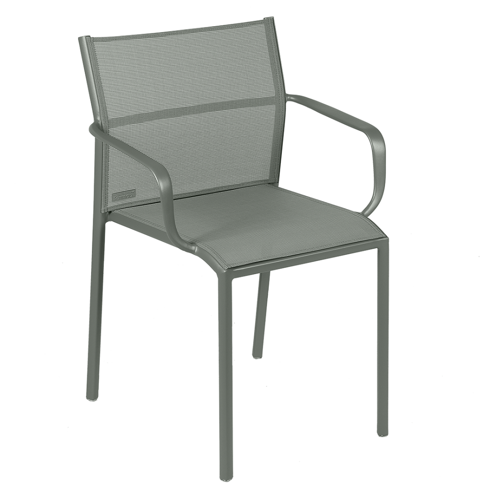 Une chaise d'extérieur grise avec une structure en métal.