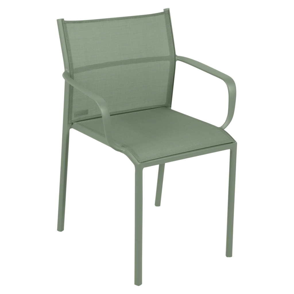 Une chaise d'extérieur de couleur vert clair.