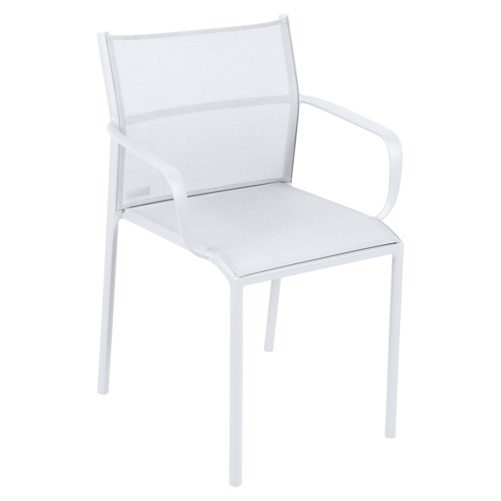 Une chaise en maille blanche avec des accoudoirs sur fond blanc.