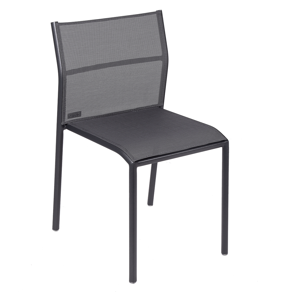 Une chaise en maille grise avec un cadre noir.