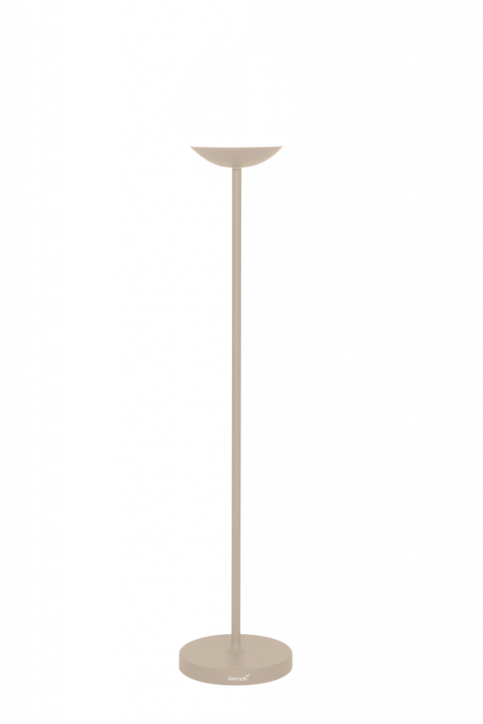 Un lampadaire avec un abat-jour blanc sur fond noir.