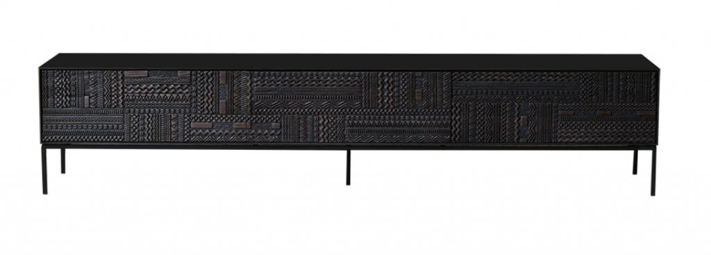 Un buffet noir avec un motif géométrique dessus.