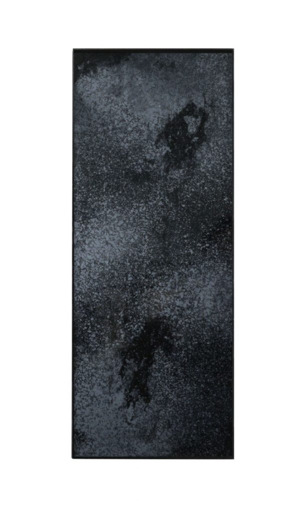 Une image d’un tapis noir sur fond blanc.