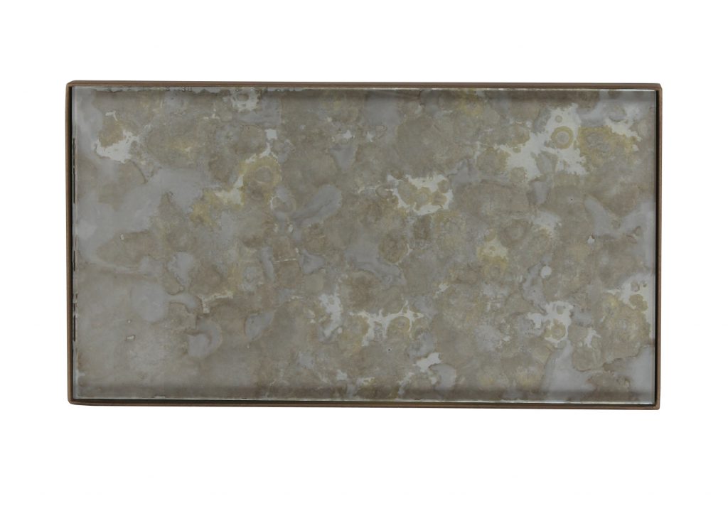 Un plateau en marbre à fond marron.