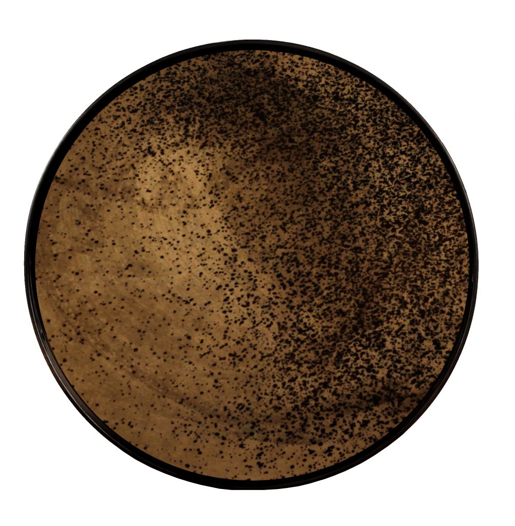 Une assiette marron avec des taches noires dessus.